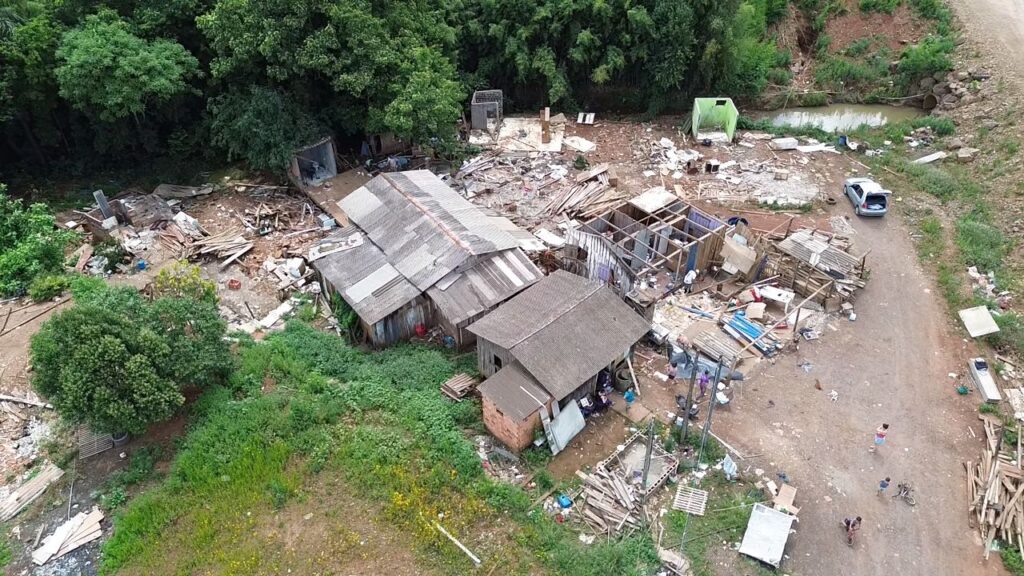 Desocupação organizada retira moradores de terreno às margens da BR-282