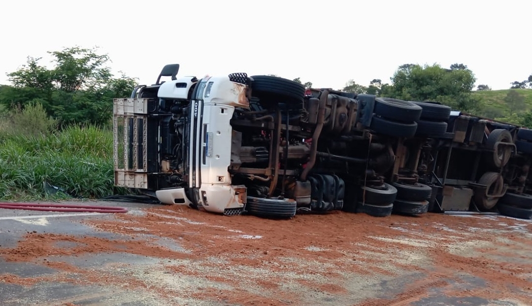 Caminhão tomba na SC-160 em Saltinho