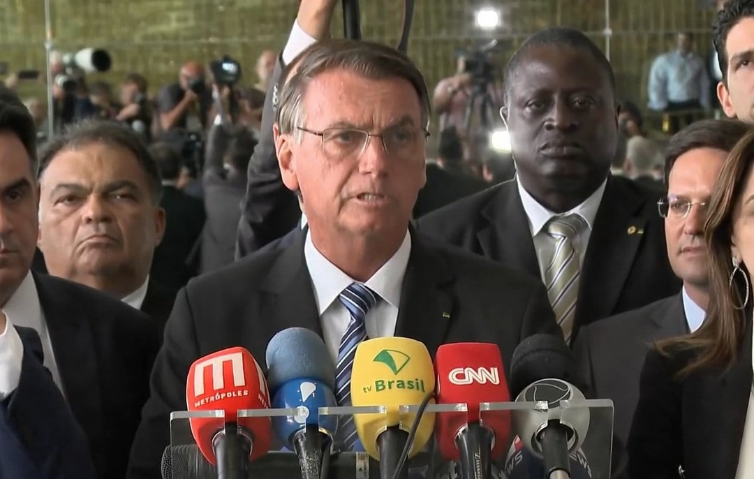 "Indignação com injustiças", Bolsonaro faz pronunciamento de dois minutos