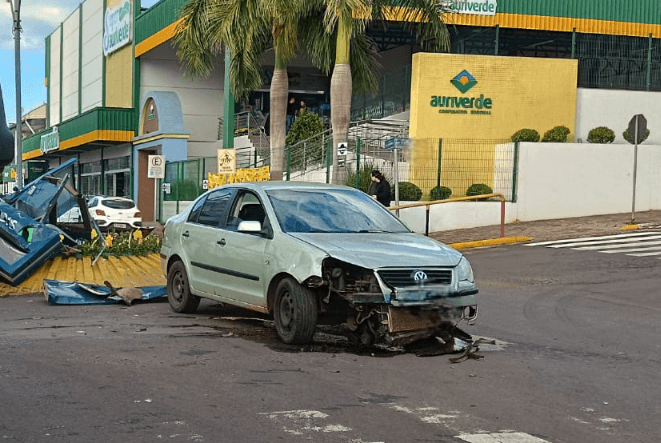 Condutor perde o controle da direção acertando "a hora"