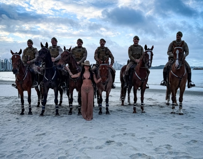 Ana Castela aparece ao lado de cavalaria da PM