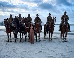 Ana Castela aparece ao lado de cavalaria da PM