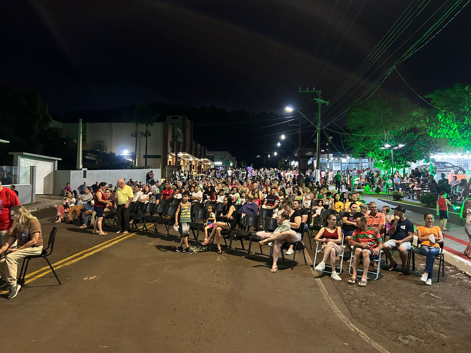 União do Oeste dá início às festividades de fim de ano com acendimento das luzes natalinas