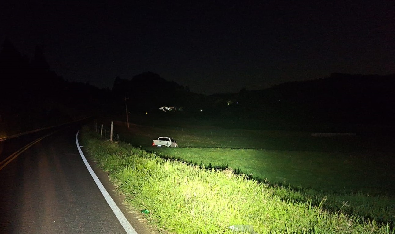 Colisão traseira faz S10 descer lavoura