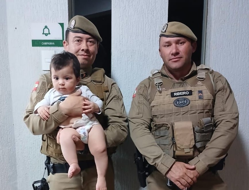 Bebê de 8 meses é salvo por PMs depois de cair do sofá