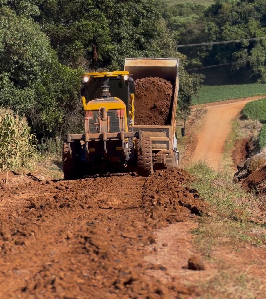 Prefeitura de Modelo inicia 2026 com ações de recuperação das estradas do interior