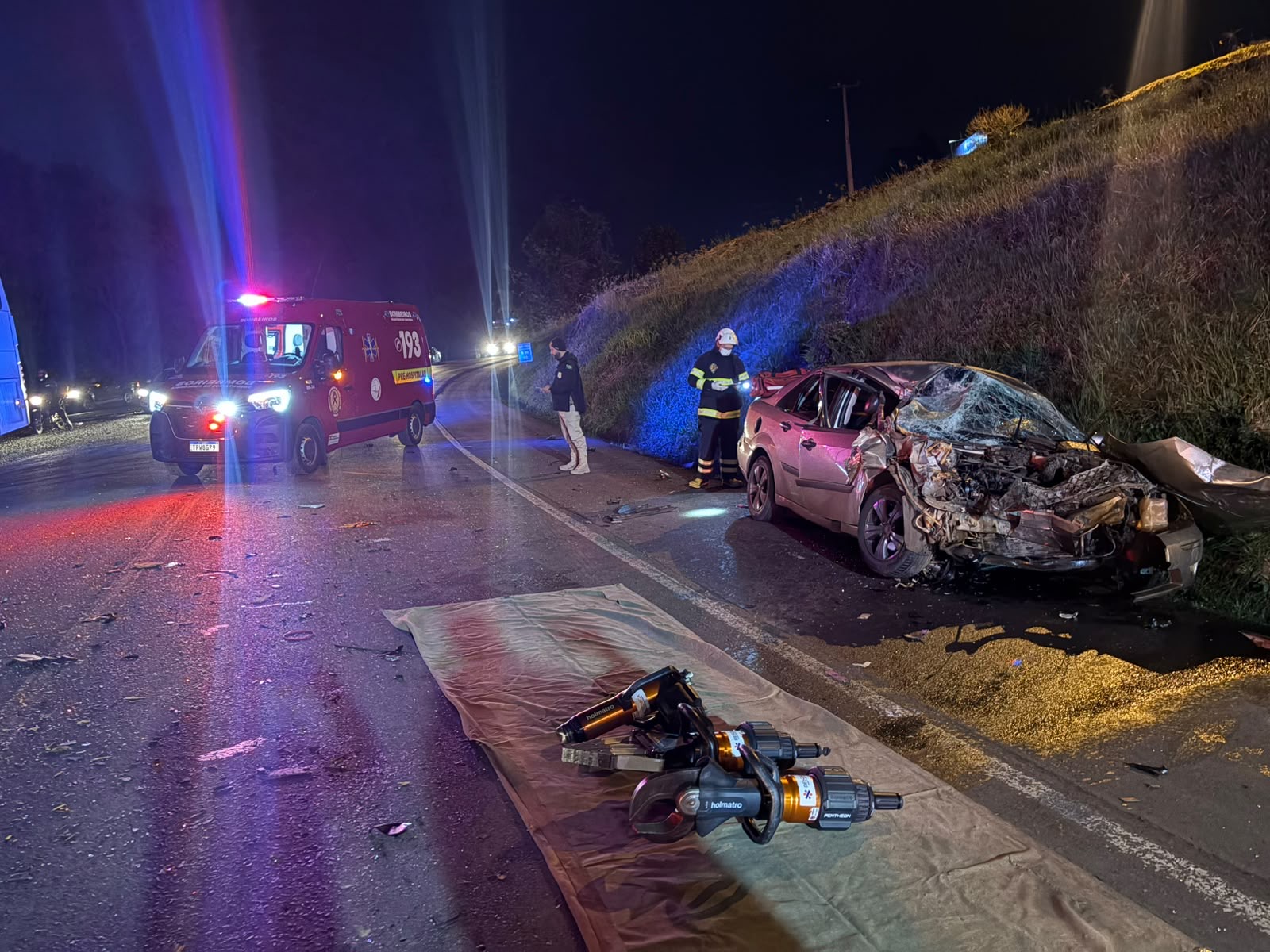 Colisão entre carro e carreta deixa jovem morto em trecho da BR-153