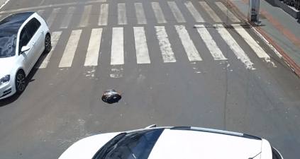 Vídeo mostra batida em São Carlos; capacete "sai voando"