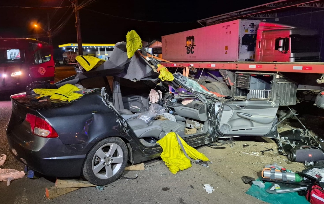 Rapaz de 20 anos fica ferido em batida violenta contra carreta estacionada