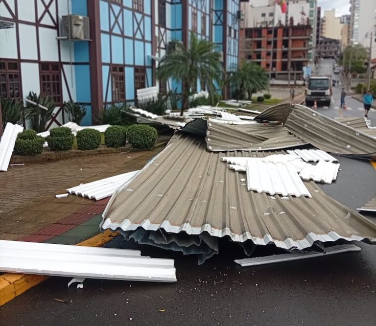 Temporal provoca danos no Centro de Eventos de Piratuba durante a madrugada