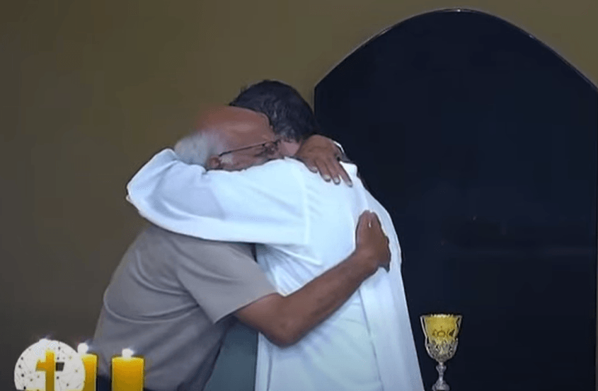 Avô que perdeu neto, sobe ao altar em missa e abraça o padre