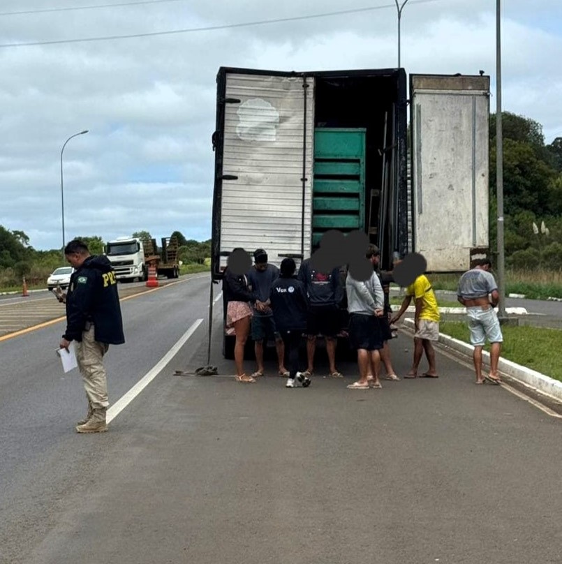 Seis passageiros amontoados em baú, pneus carecas e um procurado