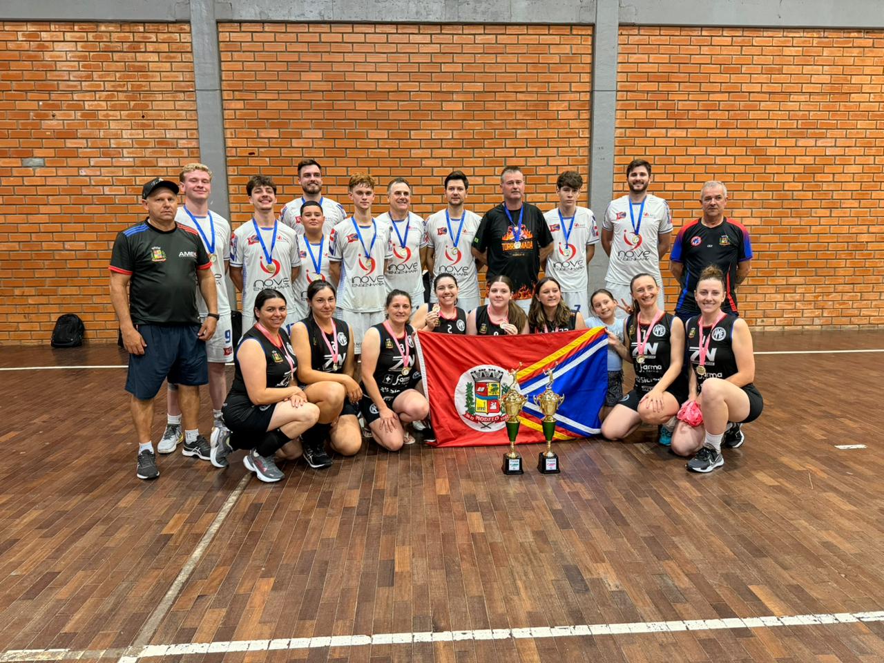 Modelo ergue o troféu de Campeão da Taça Integração