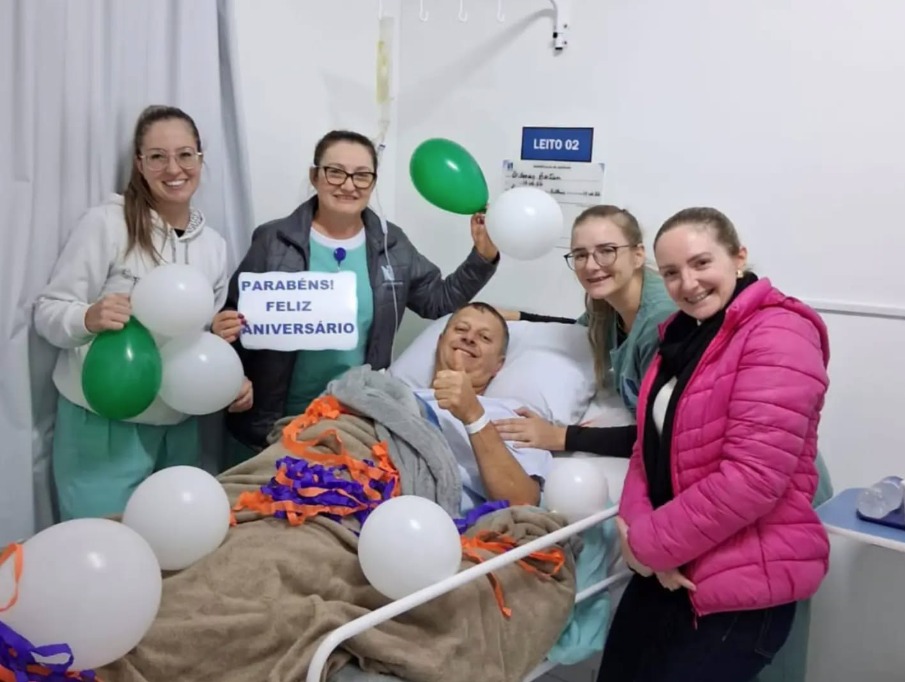 Paciente recebe homenagem da equipe de hospital após realizar cirurgia no dia do aniversário