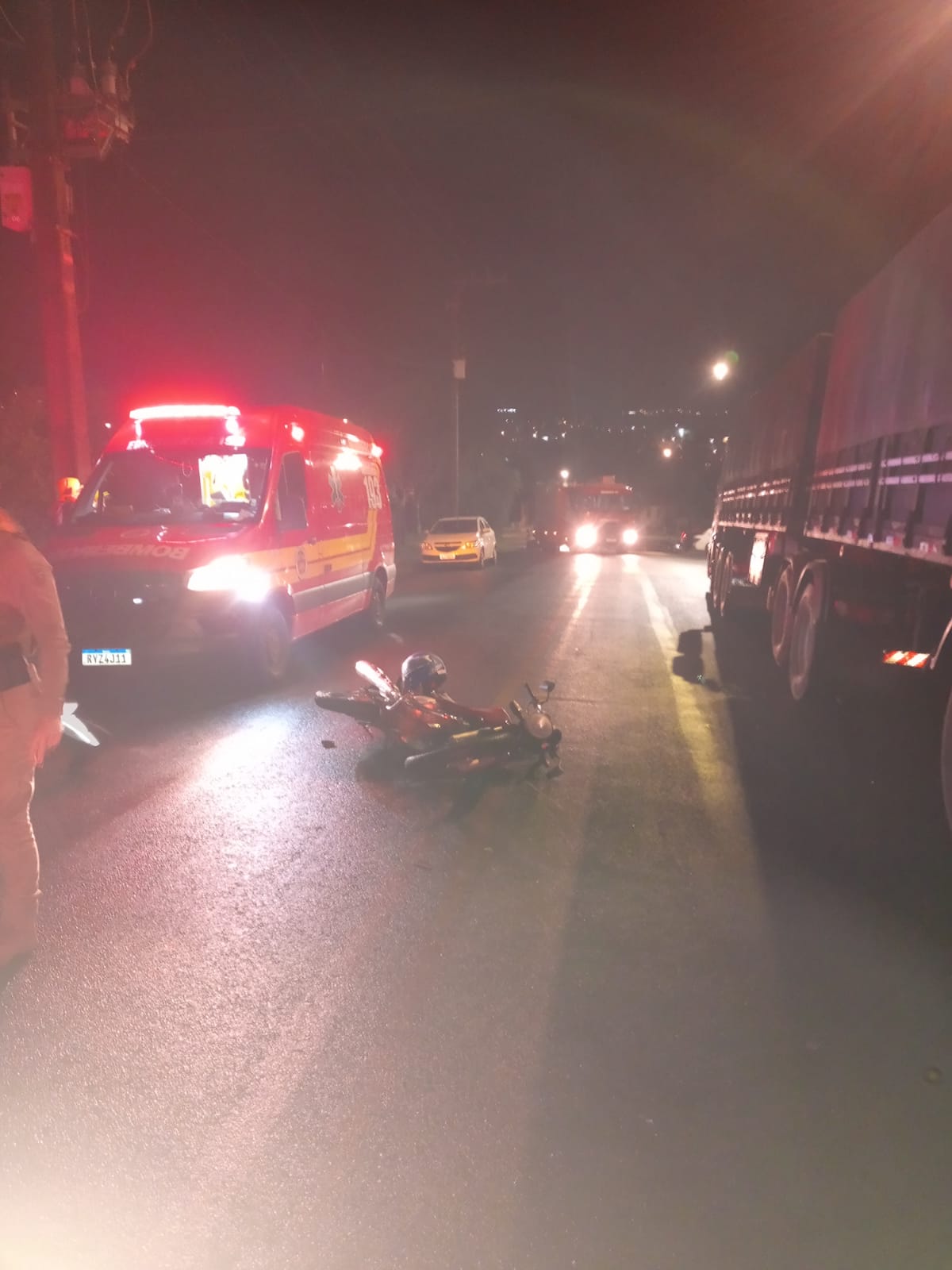 Motociclista fica ferido ao colidir contra carreta parada em Xanxerê
