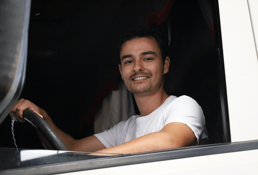 Jovem caminhoneiro elogia respeito de empresa pinhalense