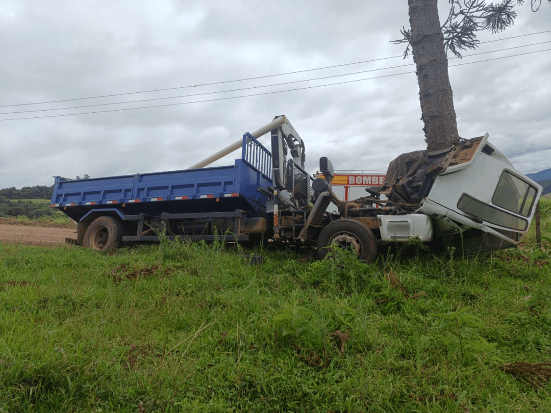 Condutor perde a vida ao bater caminhão no interior de São João do Oeste