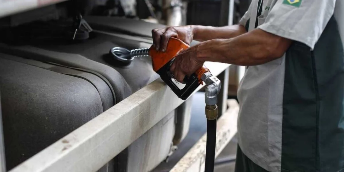 Governo zera impostos do diesel e anuncia subsídio para frear alta dos combustíveis