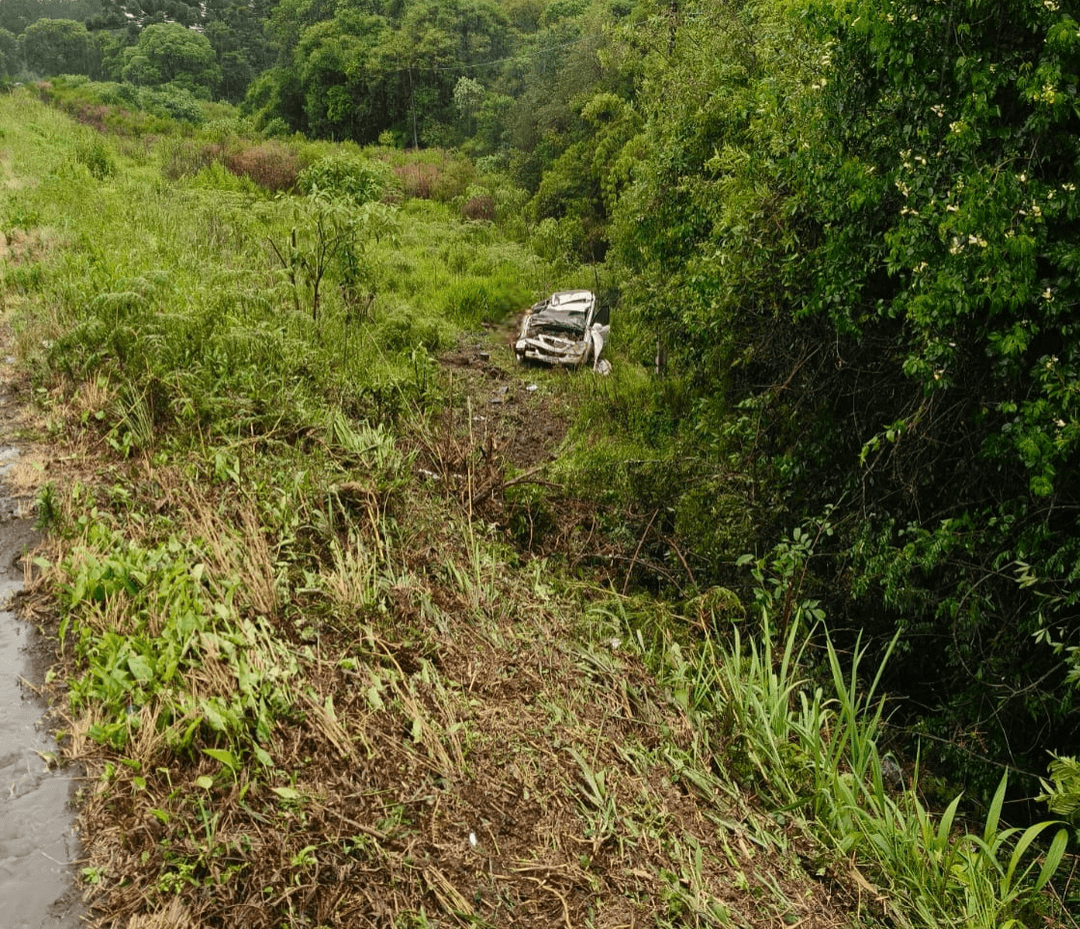 Moças sofrem susto em capotamento na região