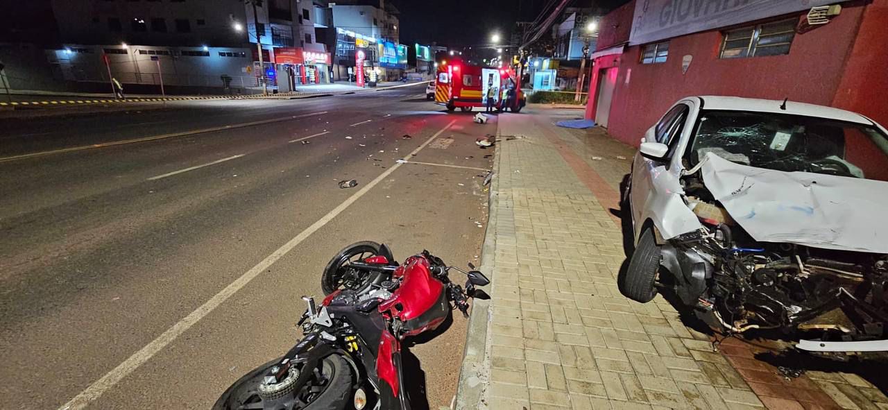 Motociclista morre em violenta colisão