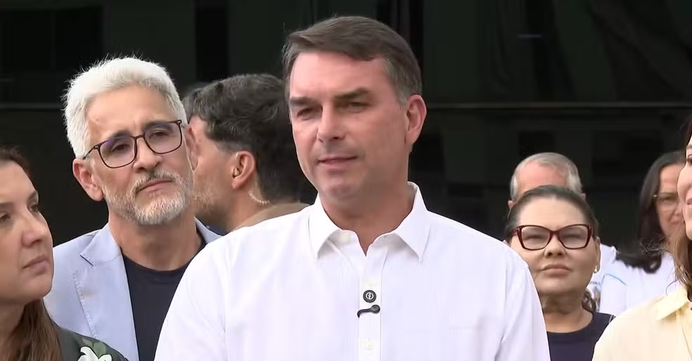 Flávio Bolsonaro diz que visita ao pai renovou sua motivação política