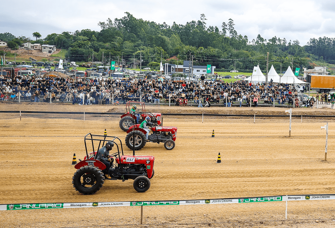 Agricultores transformam tratores em "máquinas de corrida"