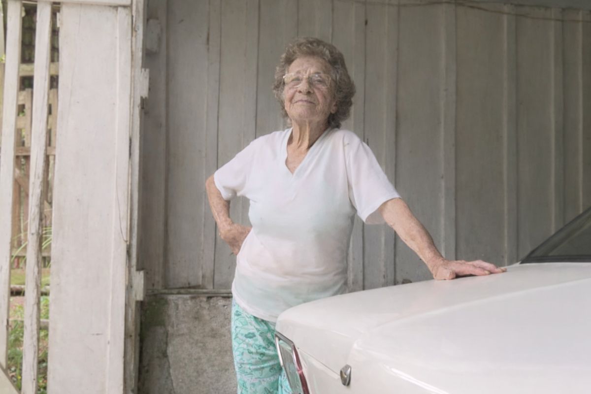 Aos 97 anos, dona Lavínia ainda dirige Chevette 76