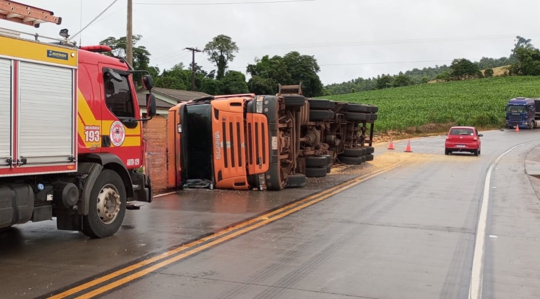 Caminhoneiro fica encarcerado em tombamento de carreta