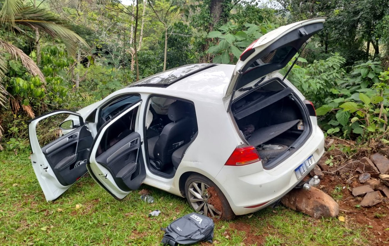 Cão farejador encontra trilha de suspeito em fuga