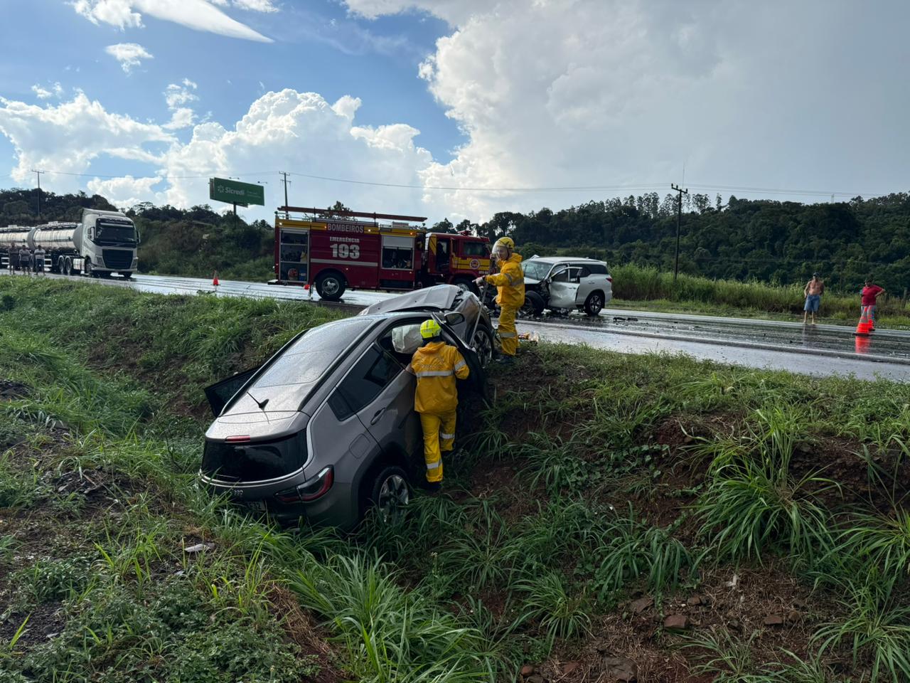 Acidente na BR-282 em Pinhalzinho deixa vítimas presas às ferragens