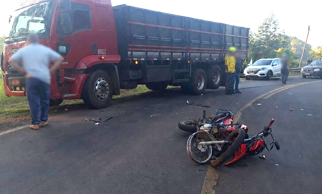 Moto fica destruída em colisão no Oeste