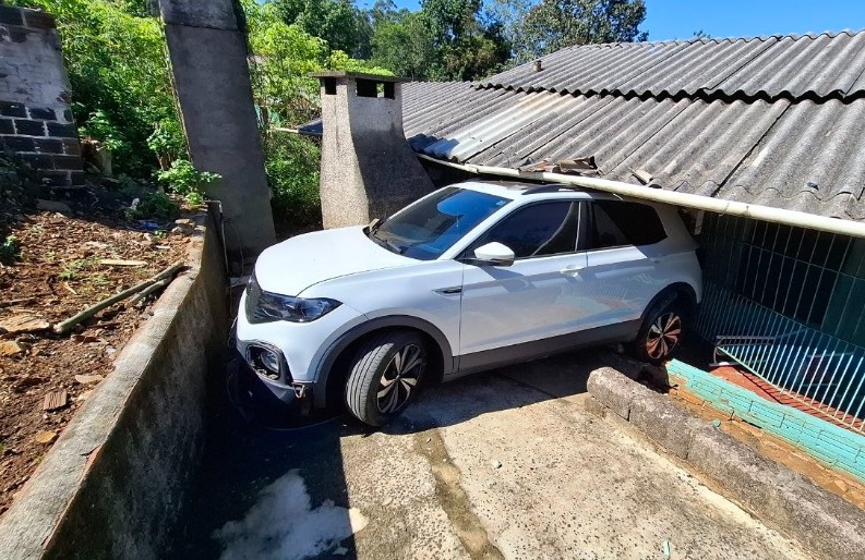 T-Cross sem motorista atinge imóvel em São Carlos