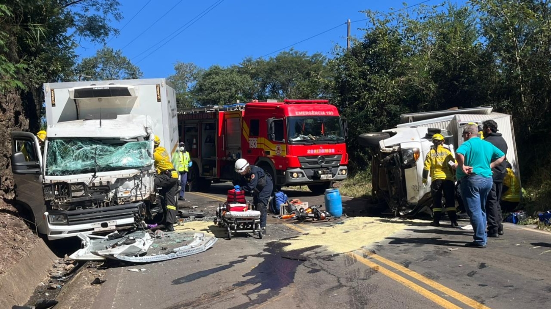 Caminhoneiros ficam presos às ferragens no Oeste