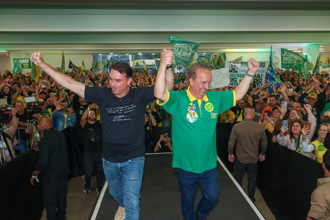 Jorginho Mello e Flávio Bolsonaro reúnem apoiadores em ato de campanha em Chapecó