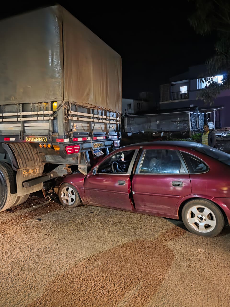 Carro fica parcialmente embaixo de carreta após colisão em São José do Cedro
