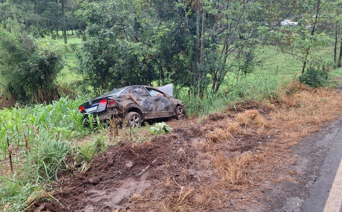 Rapaz sofre ferimentos graves em capotamento na SC-159