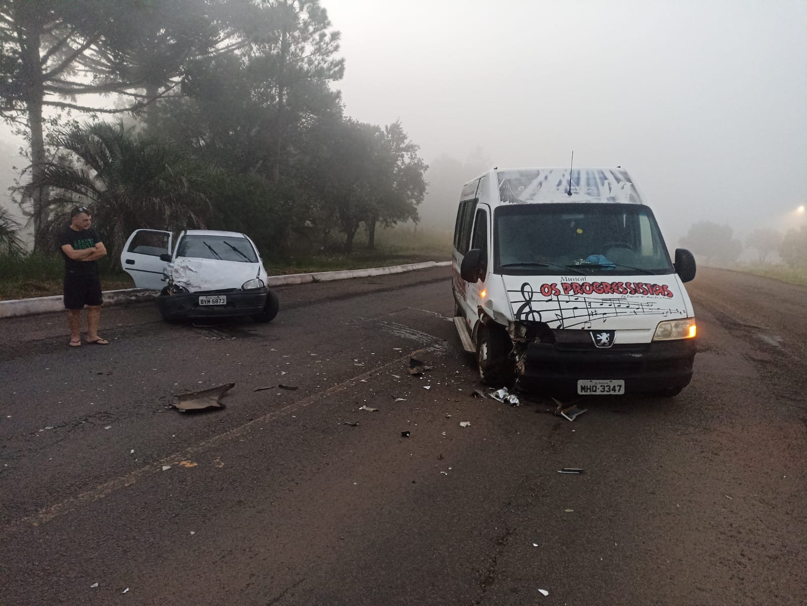 Colisão entre carro e van deixa dois feridos na BR-163 em São Miguel do Oeste