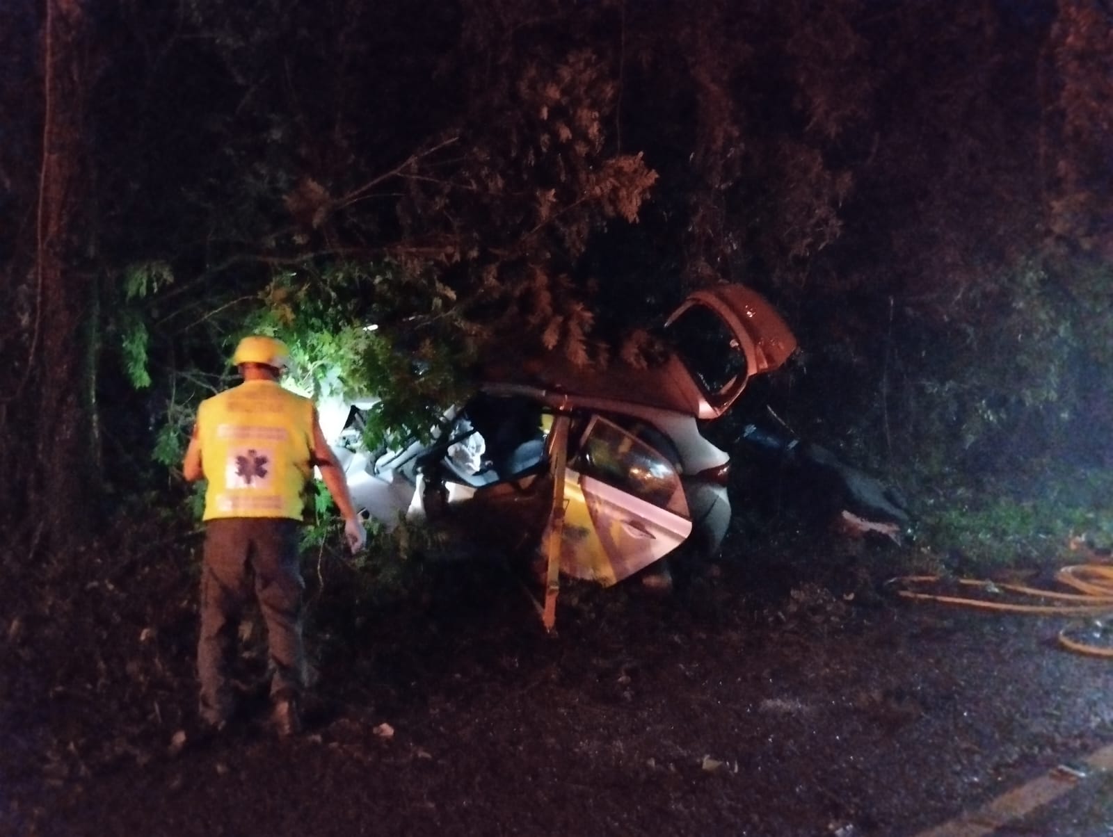 Carro sai da pista e bate em árvore durante a madrugada em Itapiranga
