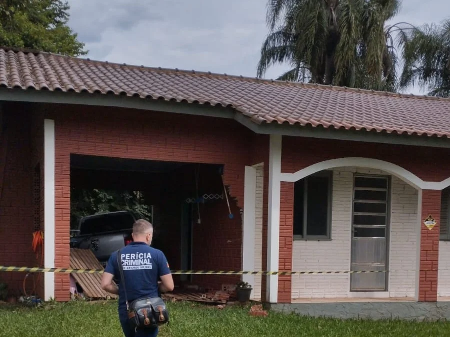 Polícia encontra corpos em residência e criança trancada