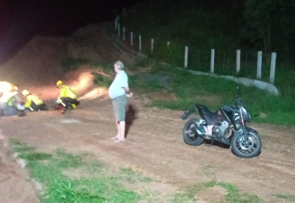 Motociclista se acidenta ao passar em lombada