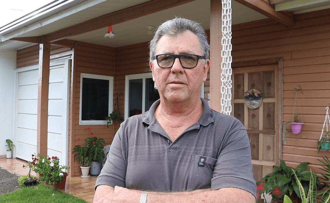 Sapateiro reconstrói casa e recoloca Jesus na parede onde resistiu ao fogo