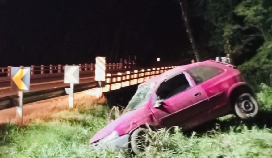 Depois de capotar, carro para a poucos metros de rio