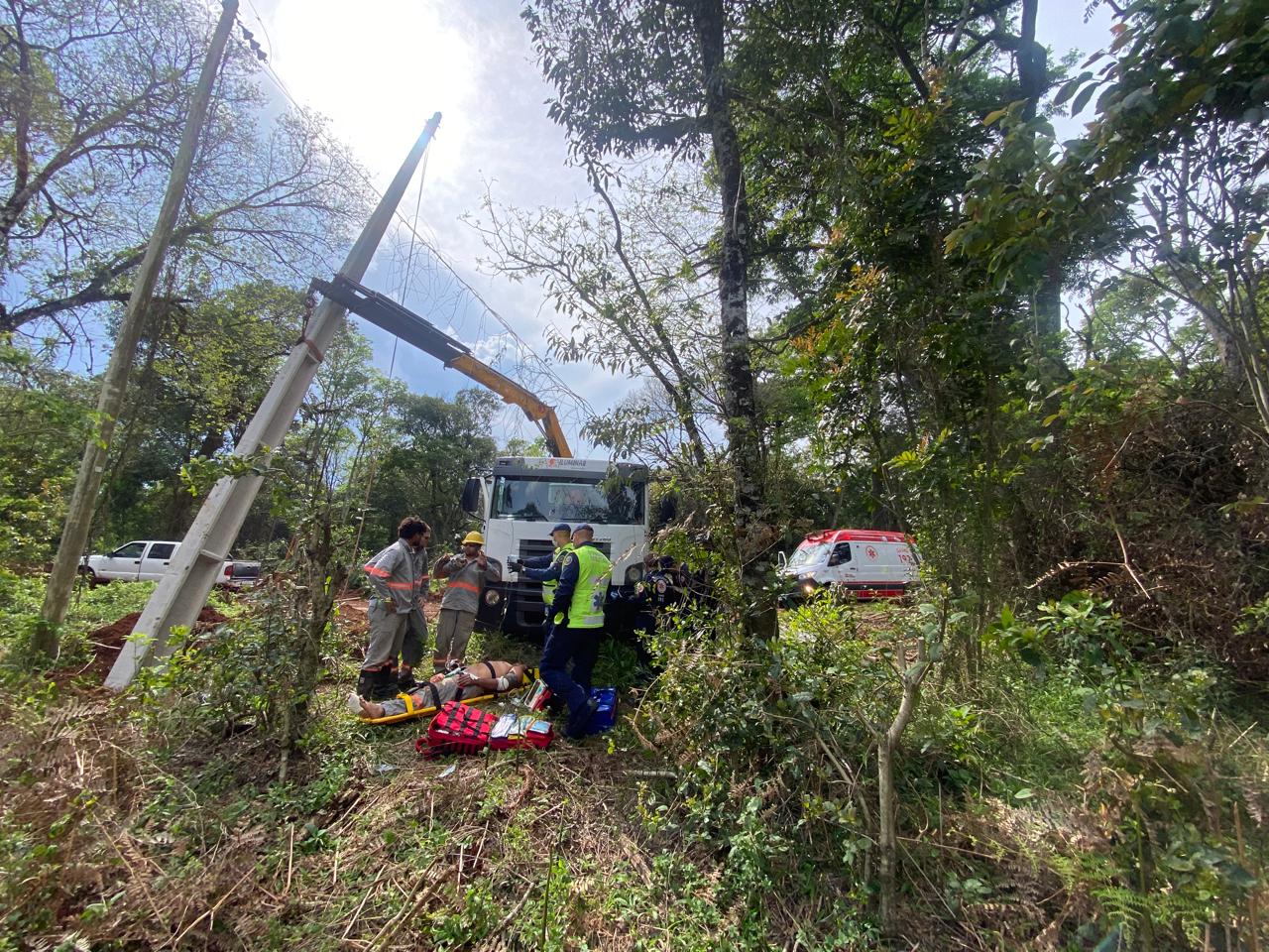 Dois homens ficam feridos após choque elétrico de alta tensão em Chapecó