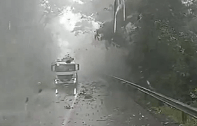 Caminhoneiro registra forte chuva no Oeste