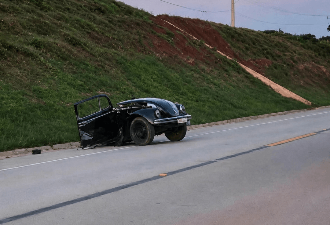 Fusca parte ao meio em violenta batida