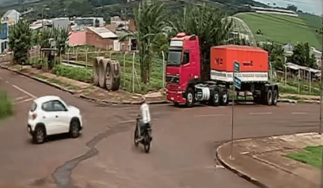 Motociclista é arremessado no Paraná; imagens impressionam