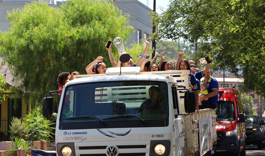 Campeãs do mundo desfilam em carreata