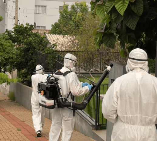 Usando roupas especiais, equipes aplicam produto contra Aedes aegypti