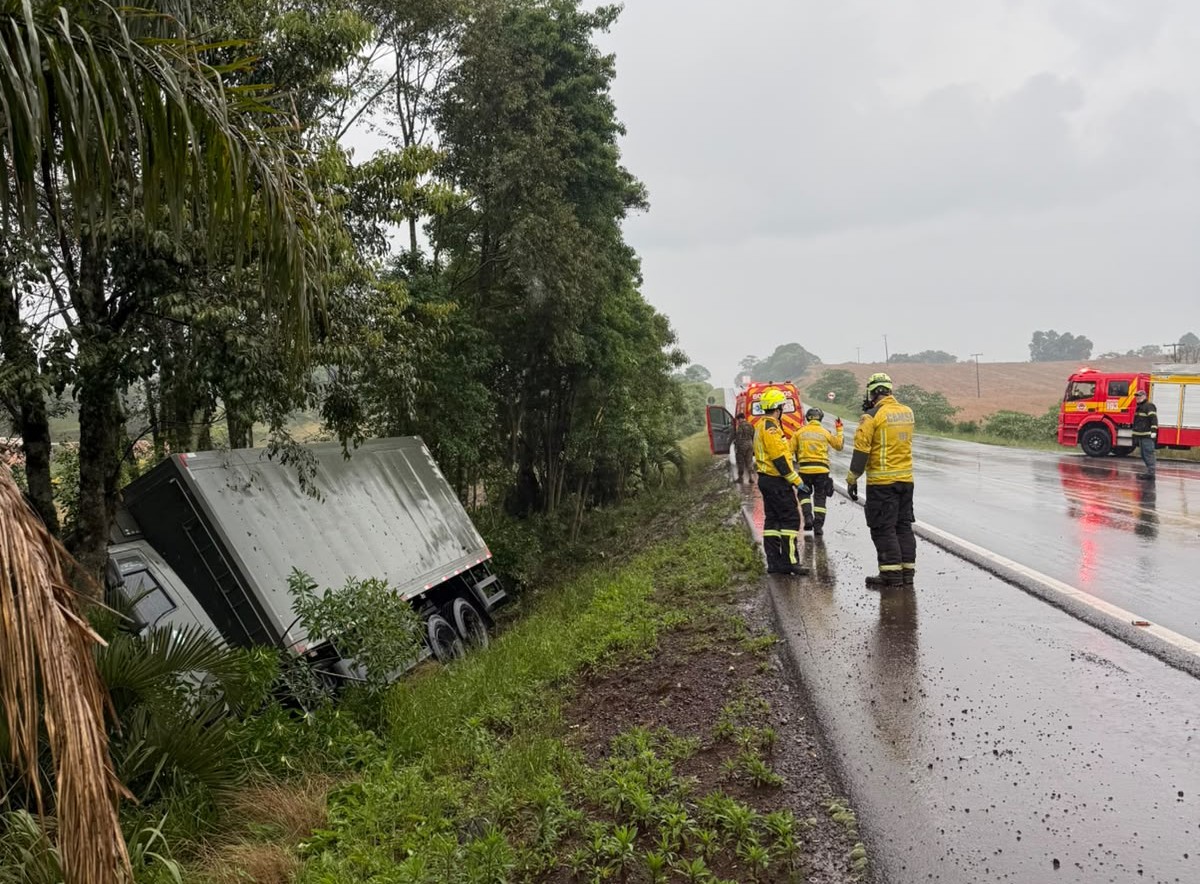 Caminhão do Exército sai da estrada no Oeste