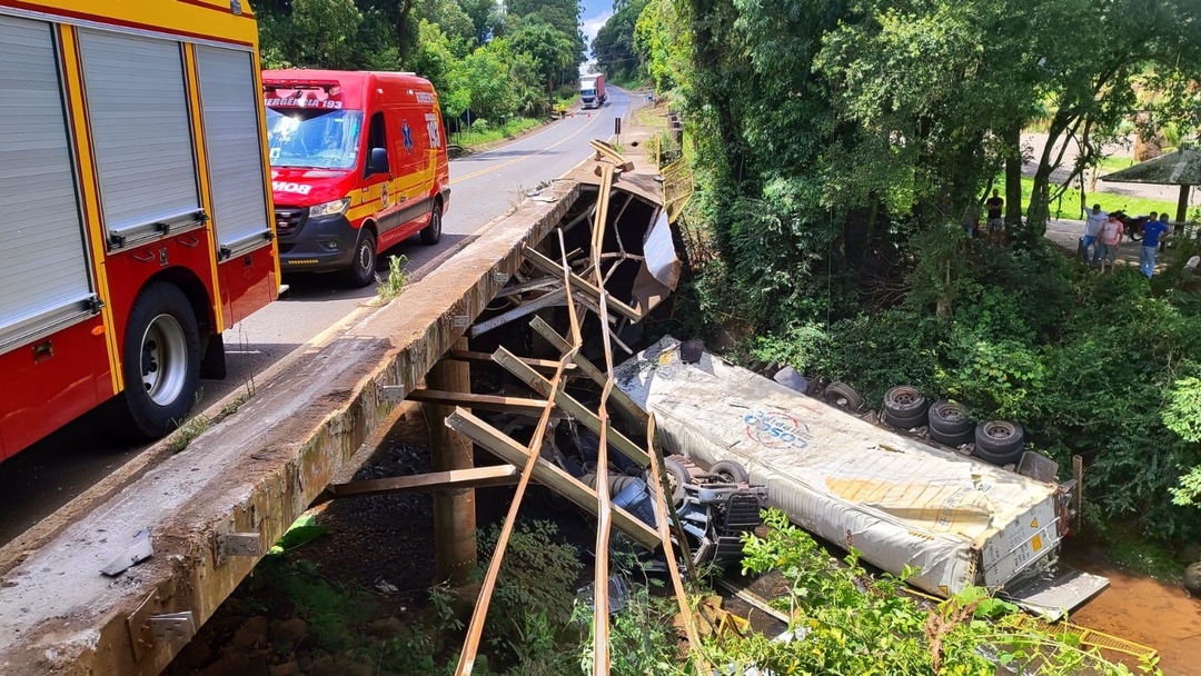 Carreta carregada de frango cai de ponte
